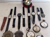 de nombreux modèles de montres et des montres posées sur la table