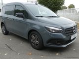 Le monospace Mercedes Classe V est garé sur un parking