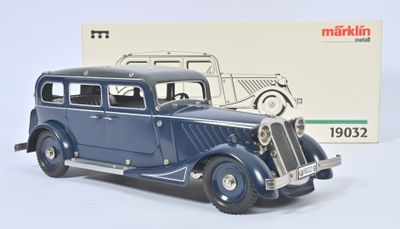 une maquette bleue de voiture avec une boîte en arrière-plan