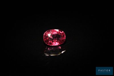 un diamant rose sur une surface noire