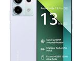 un iPhone 11 Pro blanc avec un appareil photo fixé à l'arrière