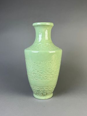 Petit vase balustre en porcelaine à glaçure céladon décor mo…