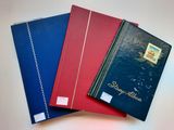 trois livres sont empilés sur une table