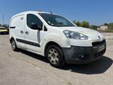 la petite camionnette blanche est garée dans le parking