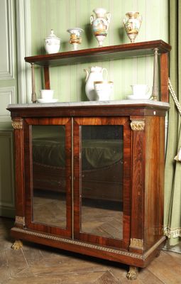 une vitrine en bois avec des portes vitrées et une étagère sur laquelle sont posés des vases