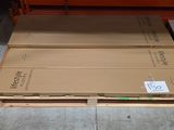 de nombreux cartons posés à même le sol dans l'entrepôt