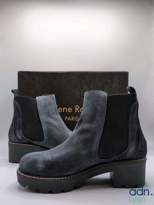 un gros plan sur une paire de chaussures avec une boîte en arrière-plan