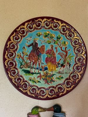 une assiette décorative accrochée au mur, sur laquelle figure un canard