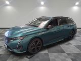 Une voiture bleue est garée sur un sol à damier dans un showroom.