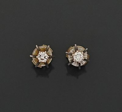 Paire de puces d'oreilles en or gris 18K 750 millièmes ornée…