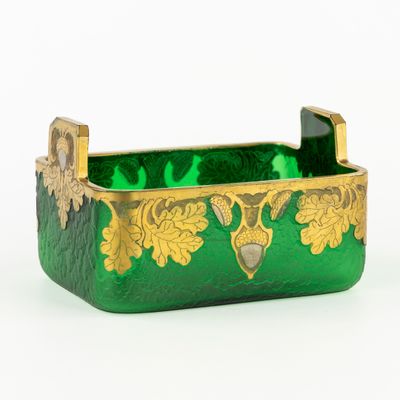 une boîte verte et dorée ornée de motifs dorés