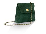 un sac à main vert auquel est accrochée une chaîne dorée