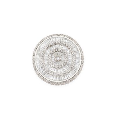 gros plan d'une bague en diamant sur fond blanc