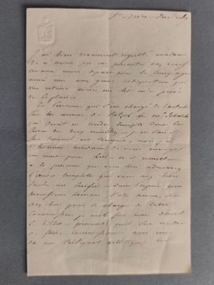 une feuille de papier sur laquelle on peut écrire, posée sur une table