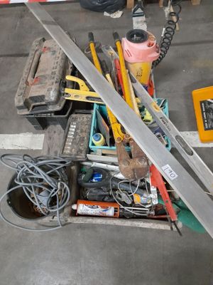 Lot d'outillages à main divers, 2 coupes boulon, niveaux, … - Photo 1