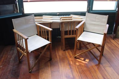 deux chaises et une table dans le coin d'une pièce