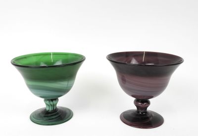 Bob Le BLEIS (XXe). Deux coupes sur pied en verre vert et ma…