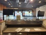 une photo d'un restaurant avec un comptoir et une télévision