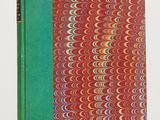 un livre avec une couverture verte et une couverture rouge et verte