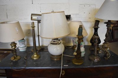 a lot of lamps that are sitting on a table