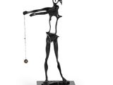 statue d'une femme tenant dans la main une balle attachée à une ficelle