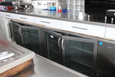plan de travail en acier inoxydable avec portes vitrées dans une cuisine professionnelle