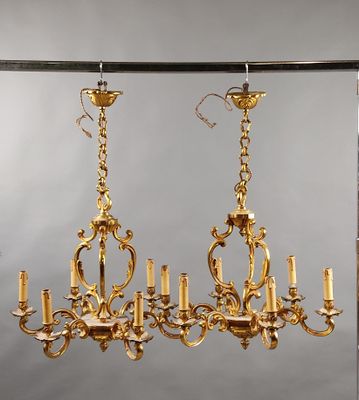 Paire de grands lustres en bronze doré, à six bras de lumièr…