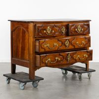 Commode à quatre tiroirs, en bois de fruitier ou en noyer et… (photo 4)