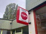 un panneau « Stop » accroché au mur d'un immeuble