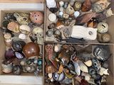 une boîte remplie d'objets hétéroclites posée sur le sol