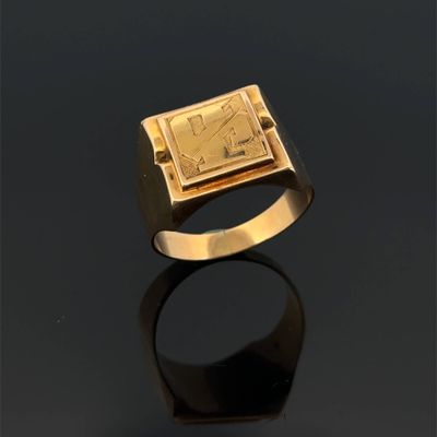 an image of a gold ring with a square design on it