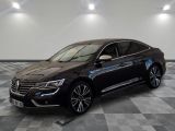 une voiture noire garée sur le sol en damier d'un garage