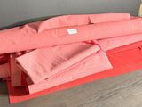 une pile de serviettes roses posée sur une boîte rouge