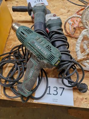 une perceuse filaire et une perceuse filaire posée sur une table