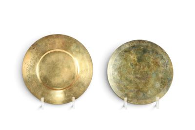 paire de plaques anciennes en laiton posées sur un socle, sur fond blanc