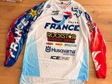 un t-shirt à manches longues orné de divers logos