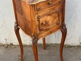 une petite table en bois surmontée d'un tiroir