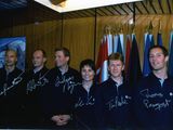 un groupe de personnes qui posent pour une photo