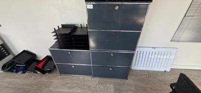 une pile de classeurs métalliques dans un coin de la pièce