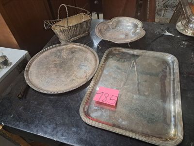 une table sur laquelle sont posés de nombreux plateaux en argent