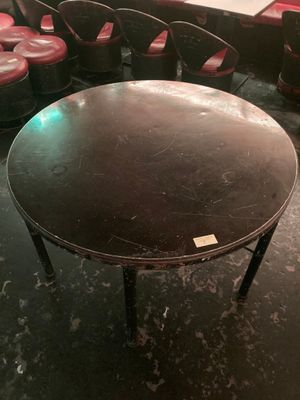 Lot comprenant 16 guéridons 2 places, 10 tables 2 places ass… - Photo 1