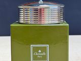 an image of a green box with a silver lid and a red handle