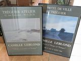 deux affiches encadrées posées par terre dans un magasin