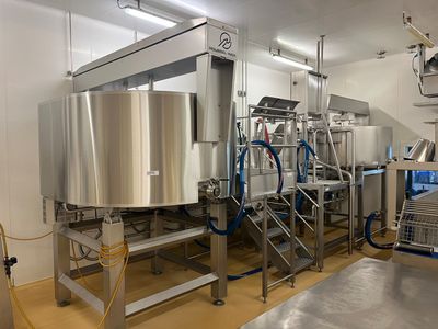 une photo d'une grande cuisine industrielle équipée d'appareils électroménagers en acier inoxydable
