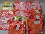 de nombreux sacs de vêtements posés sur une table