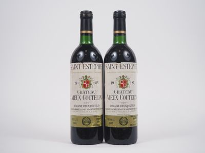 deux bouteilles de vin posées l'une à côté de l'autre sur une surface blanche