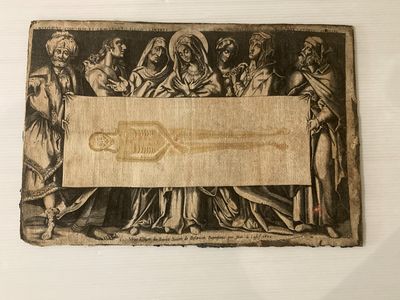 une plaque sur laquelle figure la photo d'un groupe de personnes tenant une banderole