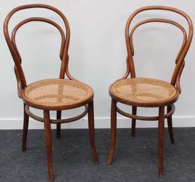 paire de chaises anciennes aux dossiers courbés, avec dossier en rotin
