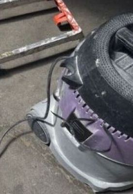 un pneu posé sur une machine