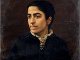 portrait d'une femme en robe noire portant un collier en or